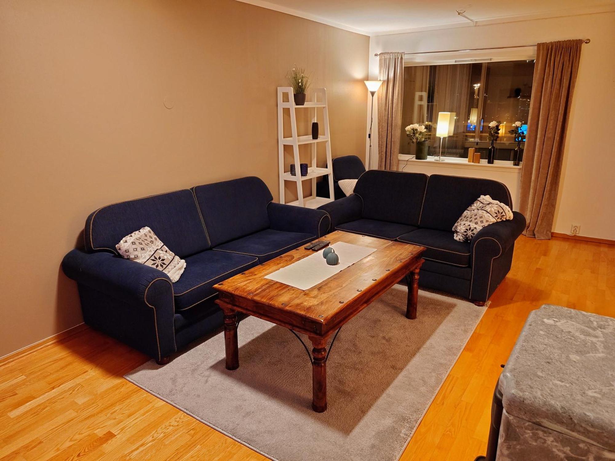 Sentrumsnaer Toppleilighet Pa 70m3 Med 22m3 Balkong Apartment Alesund